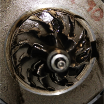 uszkodzenie turbosprężarki, brak smarowania, urwany wałek